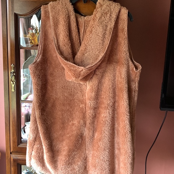 SA. ZENNA OUTFITTERS. NWOT. Hooded open vest with 2 front pockets. Super soft. - Picture 7 of 8